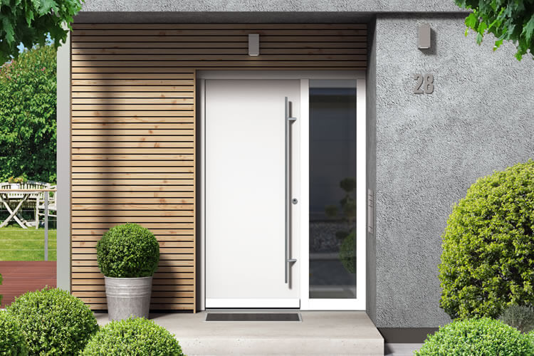 Schöne Kunststoff-Haustür in Weiß mit Seitenteil