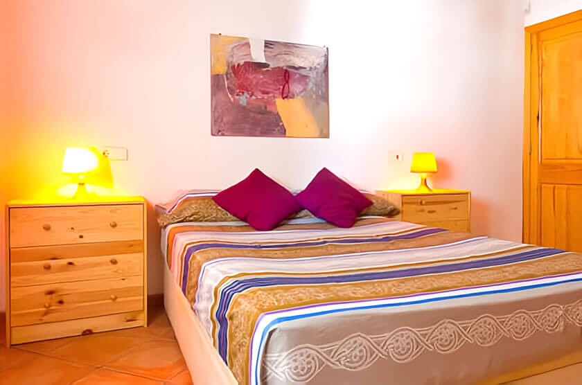 Kiefermöbel helle Wand