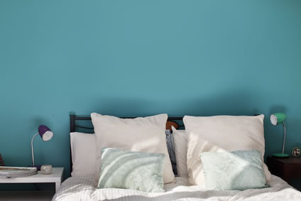 Schlafzimmer mit blauer Wandfarbe