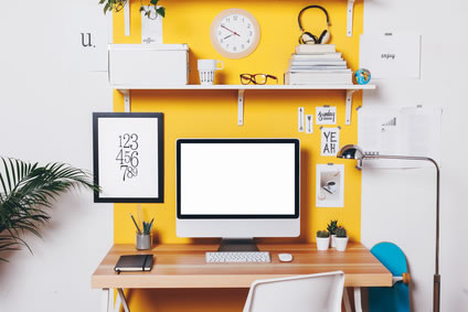 Arbeitszimmer mit Wand in Gelb